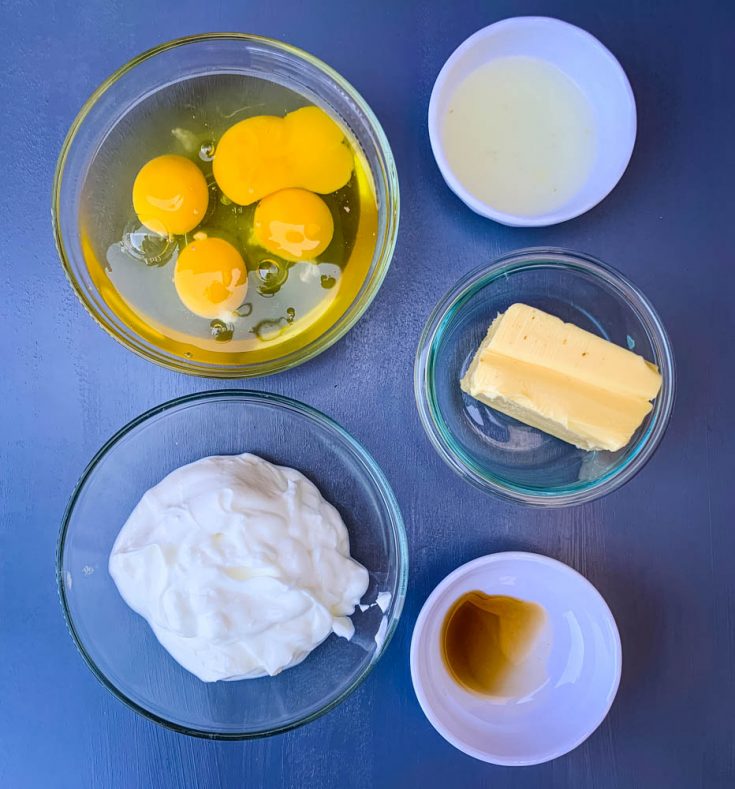 huevos, mantequilla, yogur griego y vainilla en tazones para pastel de freidora