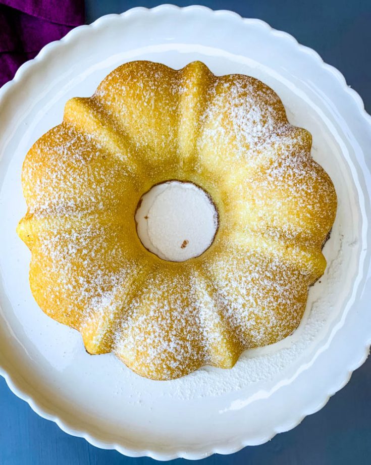 pastel de limón airfryer en un plato de pastel blanco