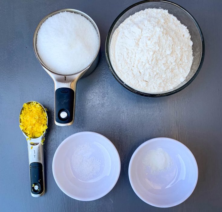 azúcar, ralladura de limón y harina en tazones para pastel de freidora