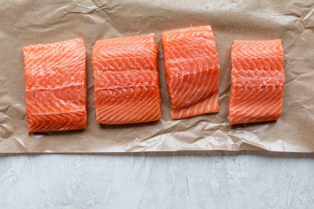 Filetes de salmón fresco para sazonar