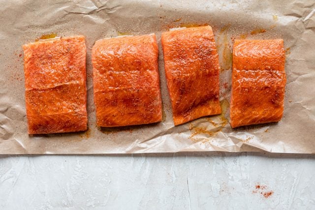 Filetes de salmón sazonados para cocinar