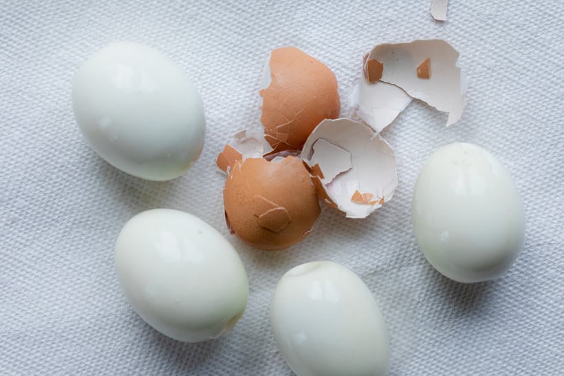 Pelar los huevos después de que estén cocidos.