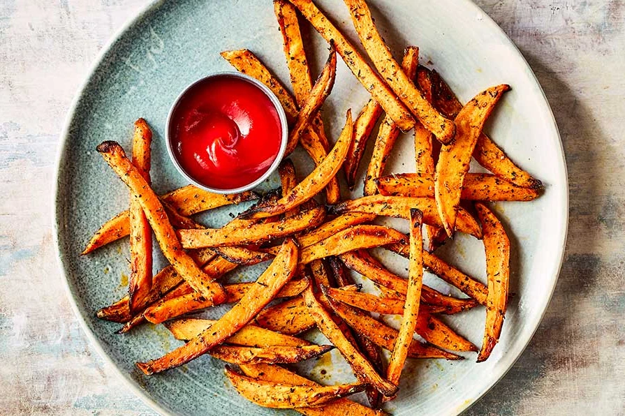 Batatas fritas Airfryer servidas con salsa de tomate