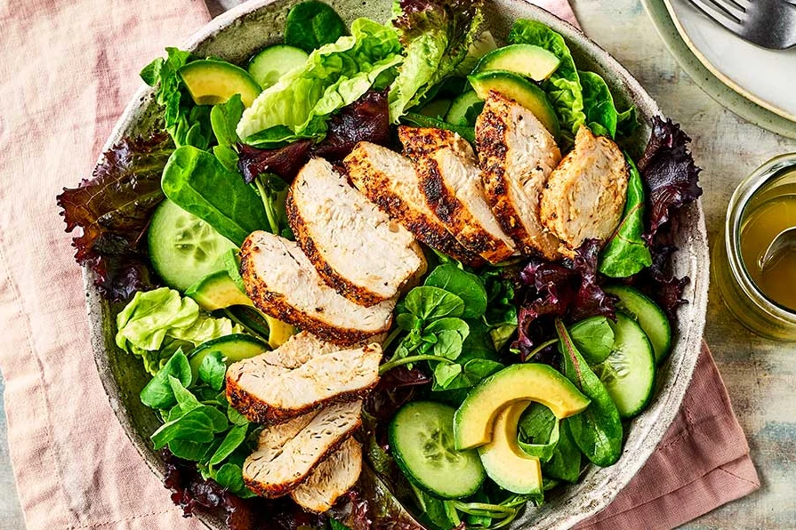 Filetes de pollo preparados en la Airfryer en ensalada