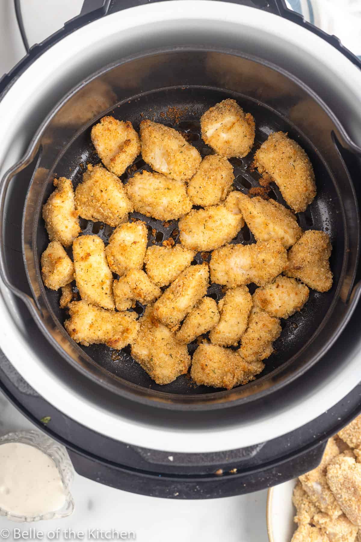 Nuggets de pollo en una freidora.