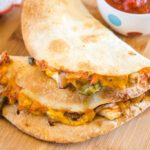 quesadillas cocidas en una tabla para cortar