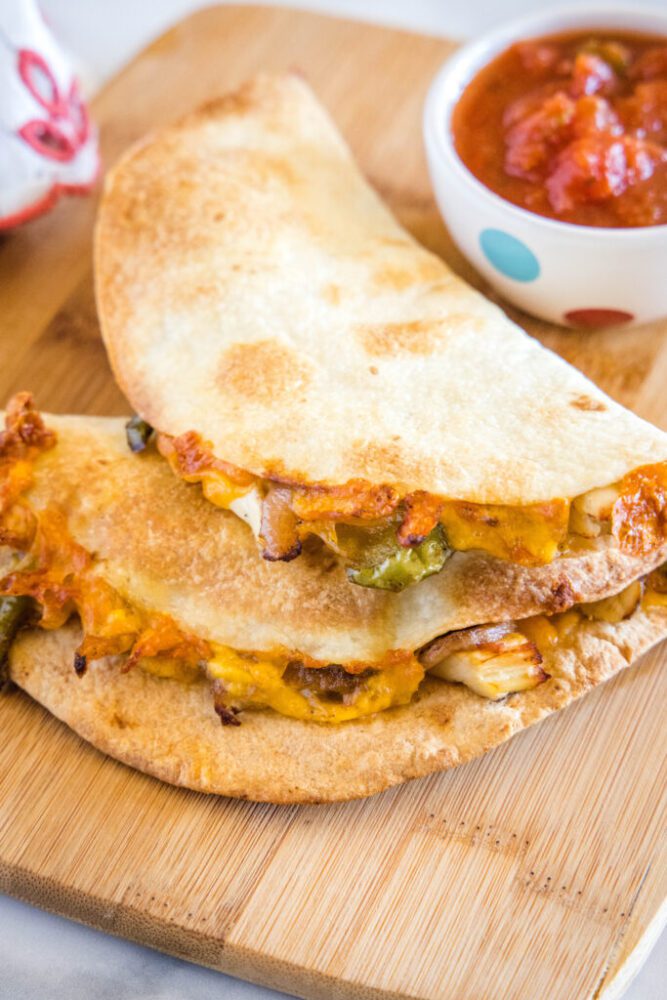 quesadillas cocidas en una tabla para cortar